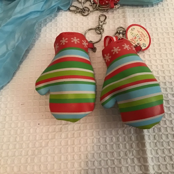 NWT Two’s Company All decked out on the go tote with key chain and toggle - Picture 7 of 8